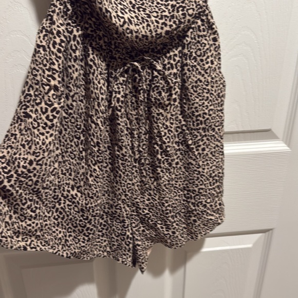Leopard print Romper strapless with tie waist and pockets. Shorts - Picture 3 of 5